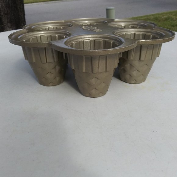 Nordic Ware Ice Cream Cone Cupcake Pan 4.5 Cups - Picture 1 of 7